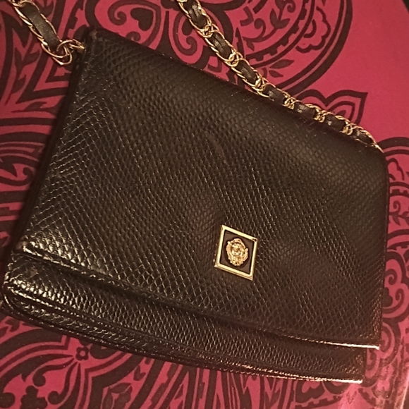 VTG BLACK CROSSBODY BAG W/ METAL EMBLEM & MIXED CHAIN - Picture 2 of 9